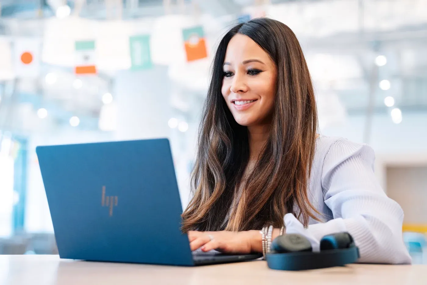 Yasmin Weiß arbeitet am Laptop
