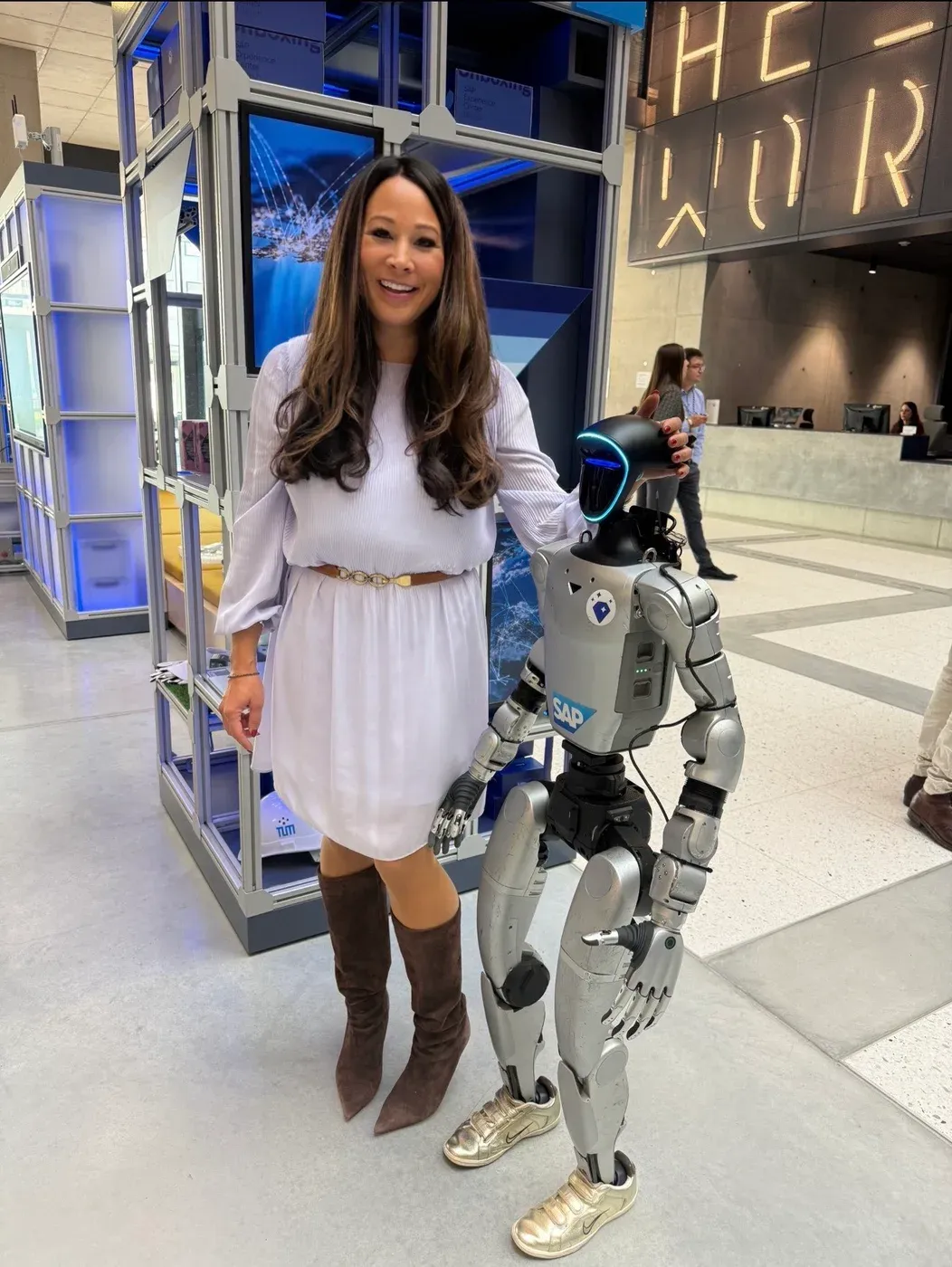 Yasmin Weiß mit einem humanoiden Roboter im SAP Experience Center München