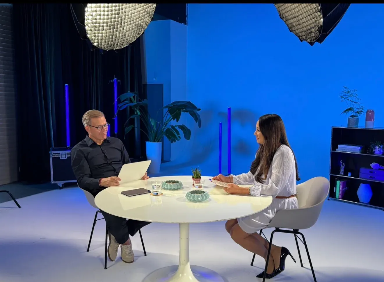 Yasmin Weiß im Interview im Fernsehstudio